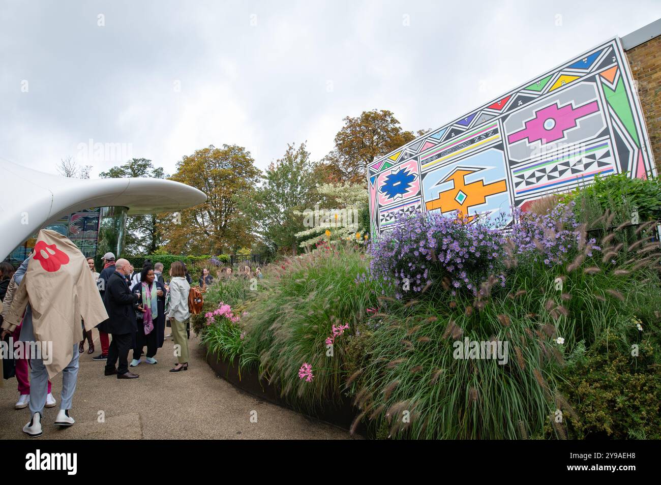 Londres, Royaume-Uni. 9 octobre 2024. La galerie Serpentine North à Hyde Park dévoile une nouvelle murale de la légende ndebele Esther Mahlangu . Cristina Massei/Alamy Live News Banque D'Images
