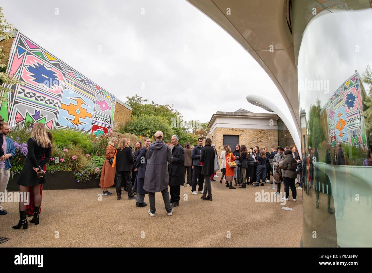 Londres, Royaume-Uni. 9 octobre 2024. La galerie Serpentine North à Hyde Park dévoile une nouvelle murale de la légende ndebele Esther Mahlangu . Cristina Massei/Alamy Live News Banque D'Images