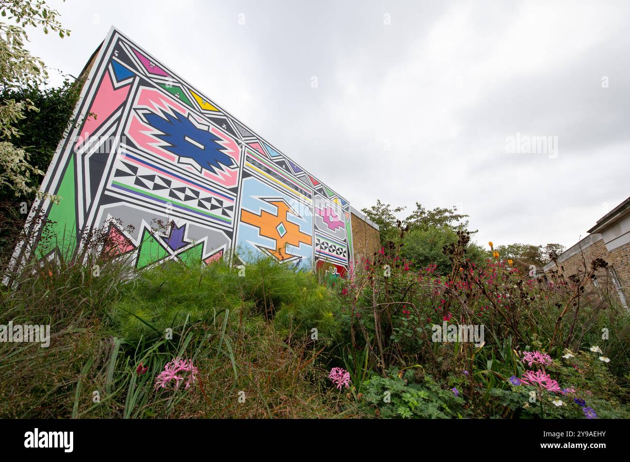 Londres, Royaume-Uni. 9 octobre 2024. La galerie Serpentine North à Hyde Park dévoile une nouvelle murale de la légende ndebele Esther Mahlangu . Cristina Massei/Alamy Live News Banque D'Images