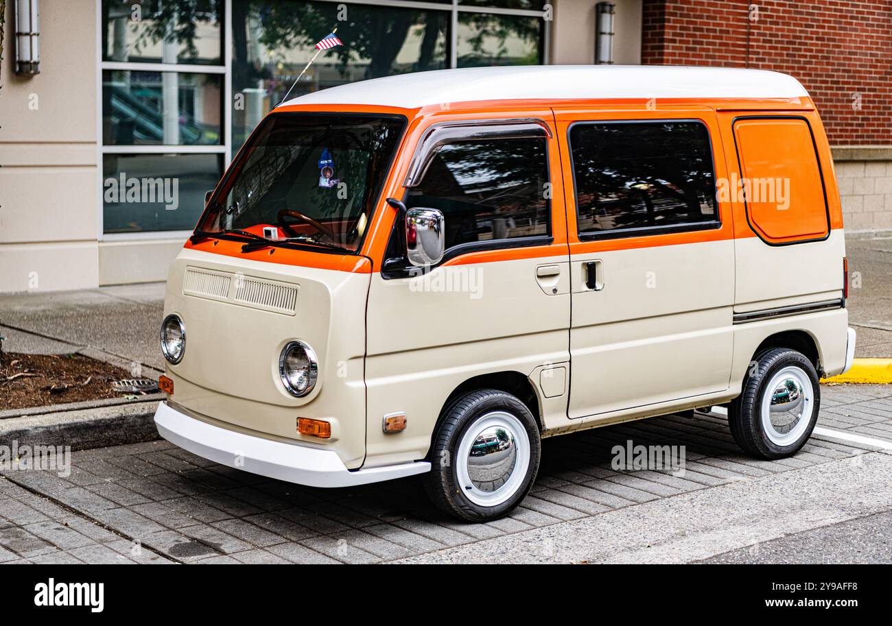 Seattle, WA, USA -22 juillet 2024 : 1995 Subaru Sambar VW Van Japonais. Voiture jouet. Vue de l'angle avant. Banque D'Images