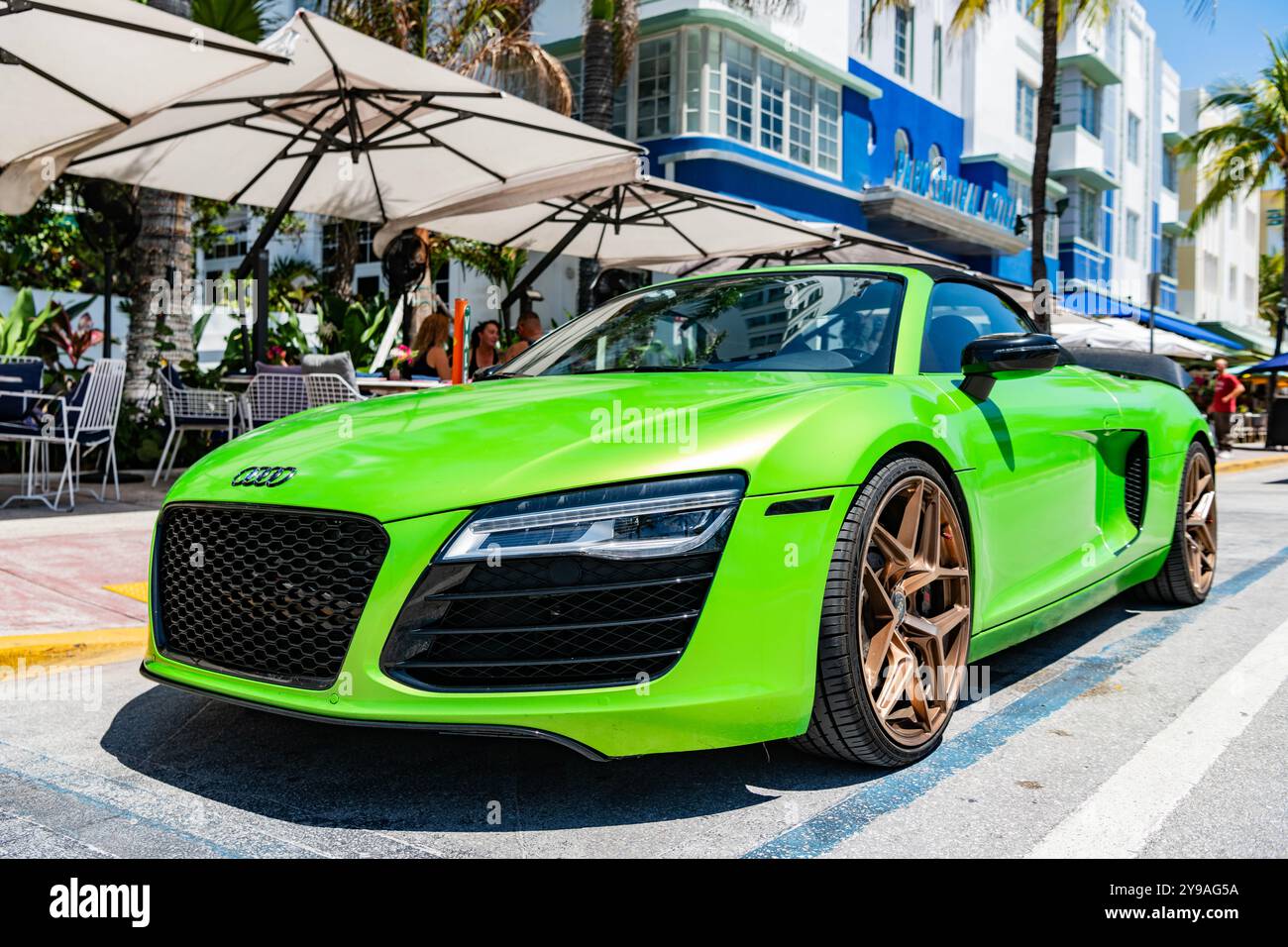 Miami Beach, Floride États-Unis - 5 juin 2024 : 2014 Audi R8 voiture de luxe verte dans Miami Beach Street. Audi r8 à Ocean Drive Banque D'Images