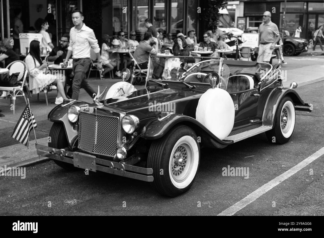 New York City, États-Unis - 30 juin 2023 : Excalibur série III Phaeton Classic car vue latérale du conducteur en stationnement Banque D'Images