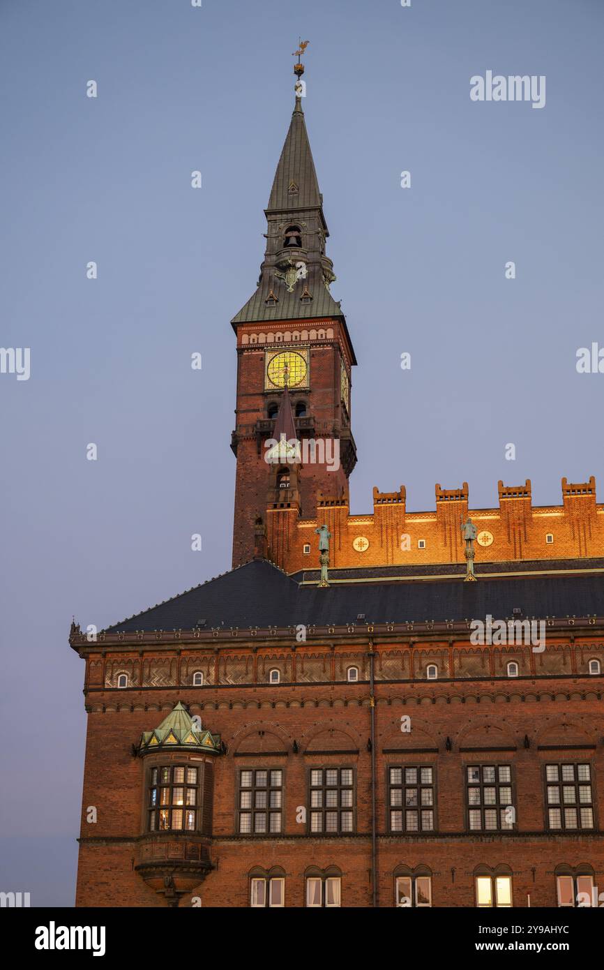 Hôtel de ville illuminé dans le style romantique national par Martin Nyrop, place de l'hôtel de ville ou Radhuspladsen dans la soirée, Copenhague, Danemark, Europe Banque D'Images