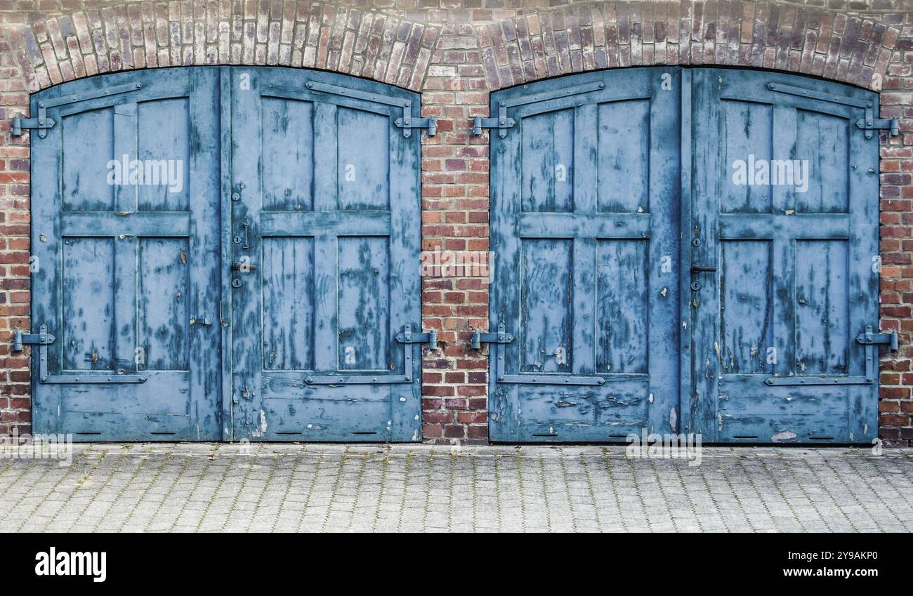Une paire de vieilles portes lourdes sur un Old Mews, une rue des écuries ou une rangée de maisons de transport Banque D'Images