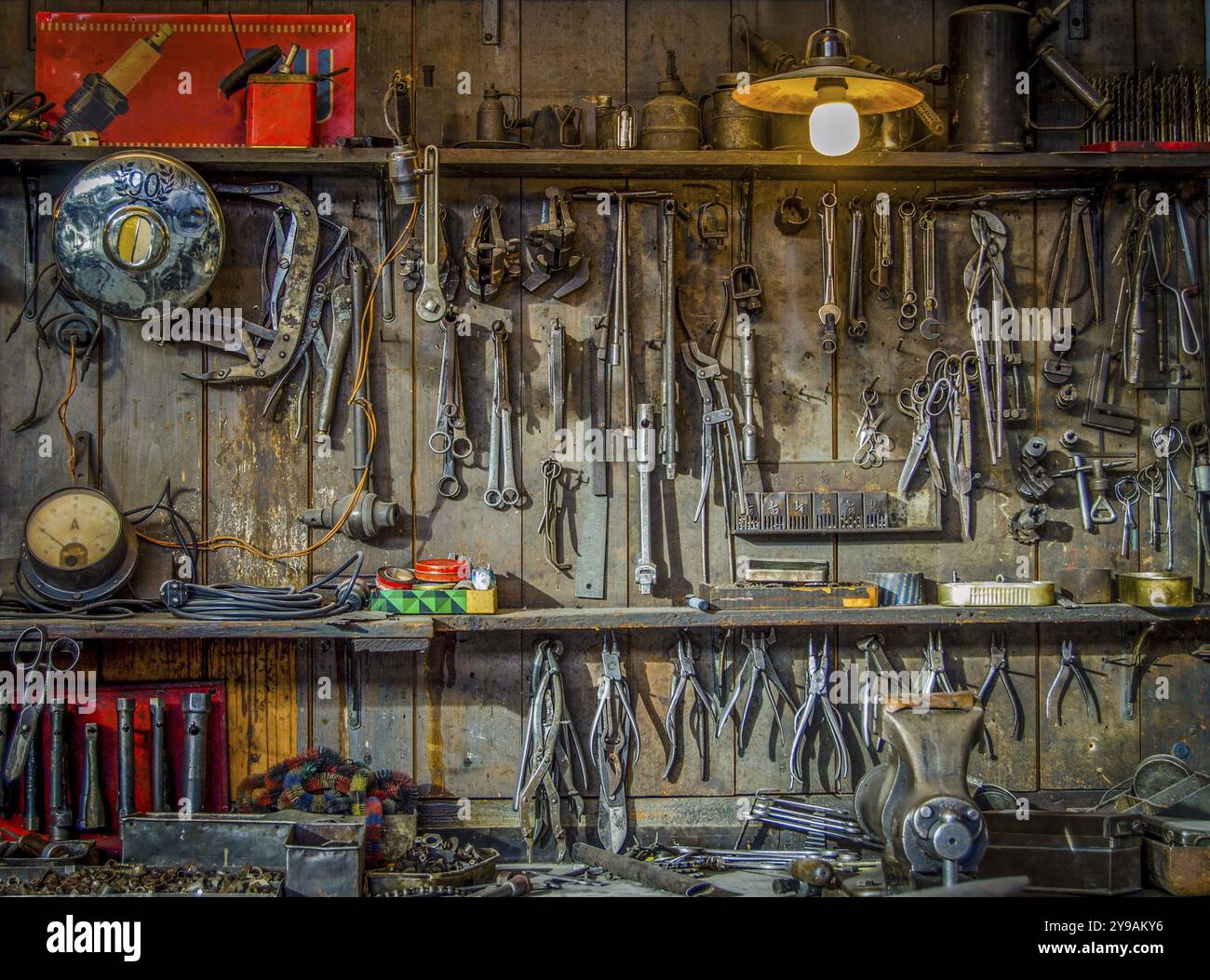 Outils Vintage accroché sur un mur dans une cabane ou un atelier Banque D'Images