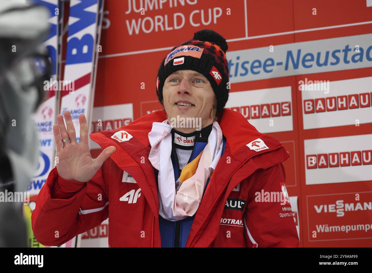 Dawid Kubacki (Pologne /POL) célèbre son avance actuelle dans la Coupe du monde de saut à ski FIS masculin Neustadt dans la case leader Banque D'Images