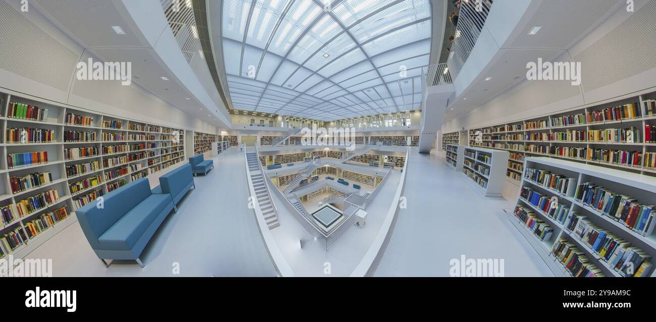 Galeriesaaal, bibliothèque moderne avec toit en verre et escaliers blancs, entouré d'étagères dans un espace ouvert lumineux, bibliothèque publique am Mailaender Platz, e Banque D'Images