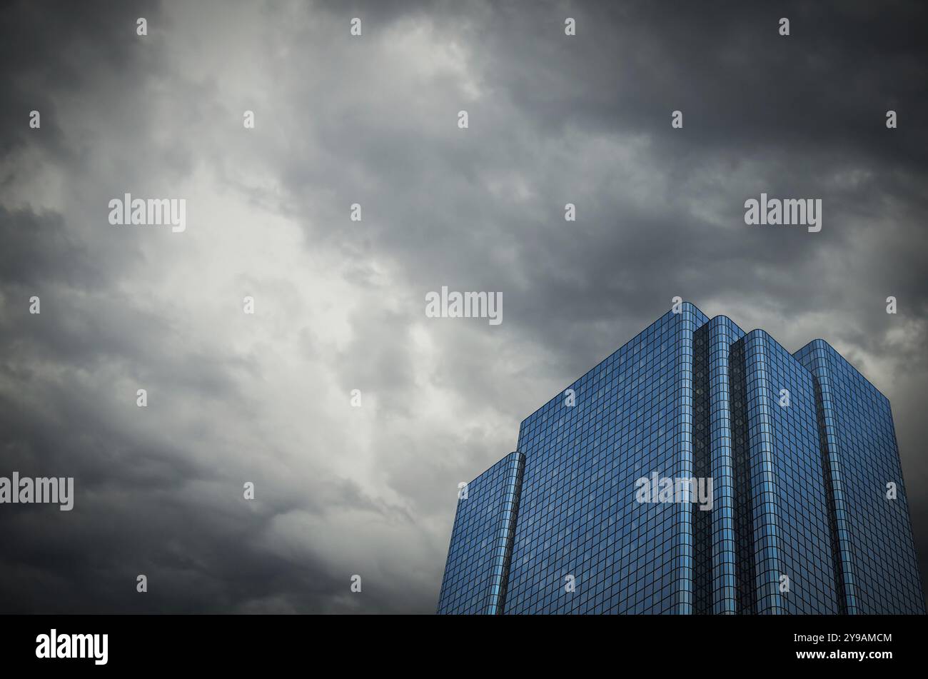 Image conceptuelle d'Un bâtiment financier face à Un ciel orageux représentant une crise économique Banque D'Images