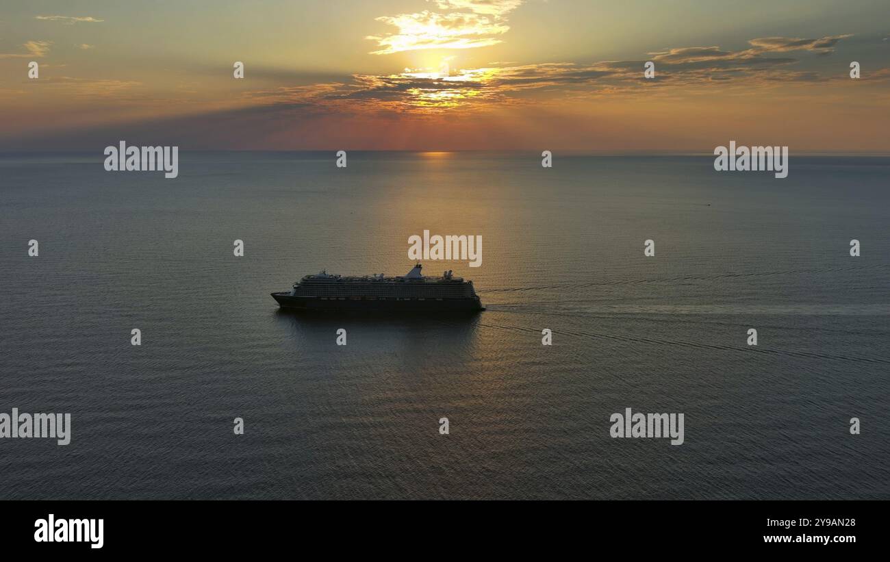 Vue aérienne au bateau de croisière pendant le coucher du soleil. Paysage avec paquebot de croisière sur la mer Adriatique. Aventure et voyage Banque D'Images