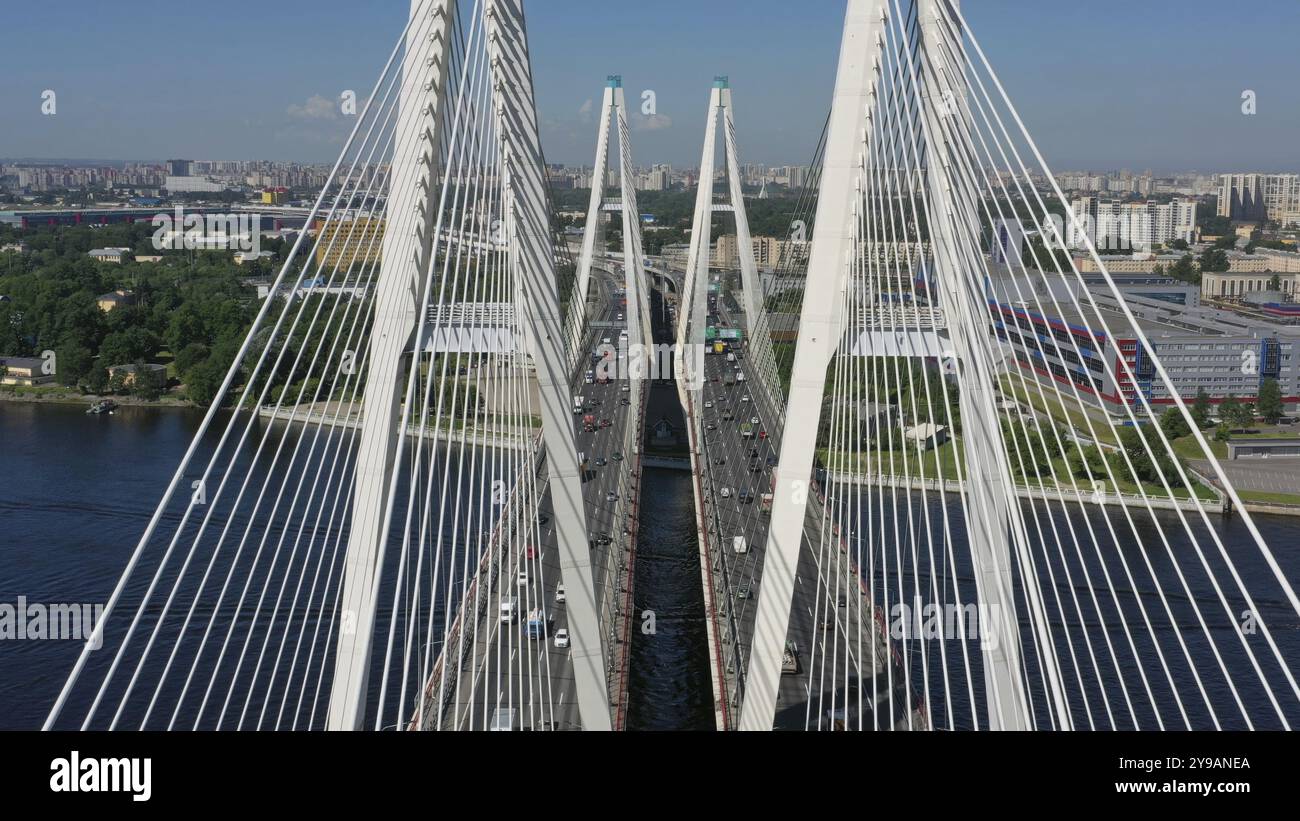 Vue aérienne du pont à haubans avec voitures en équipé Petersburg Banque D'Images