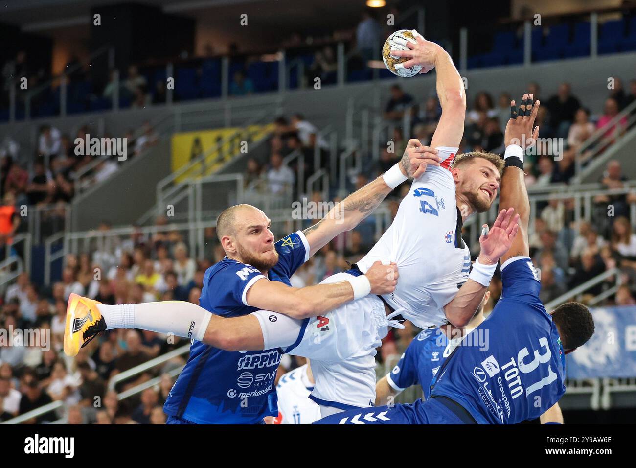 Zagreb, Croatie. 9 octobre 2024. Ihar Bialiauski (C) du HC Zagreb tire le ballon pendant le match de la phase de groupes entre le HC Zagreb et Pick Szeged à la Ligue des Champions EHF 2024/2025 à Zagreb, Croatie, 9 octobre 2024. Crédit : Matija Habljak/PIXSELL via Xinhua/Alamy Live News Banque D'Images