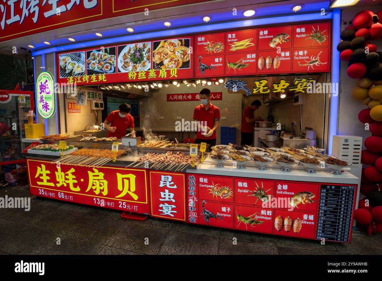 Magasin vendant des insectes frits, Shenzhen, Chine. Banque D'Images