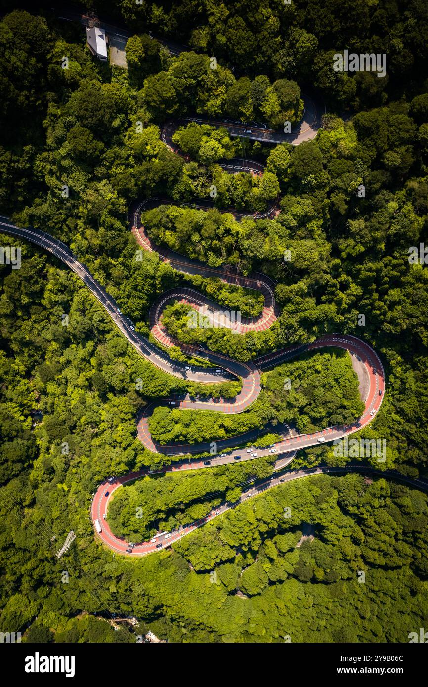 Vue aérienne d'une route de montagne sinueuse dans le parc national Fuji-Hakone Izu, Japon Banque D'Images