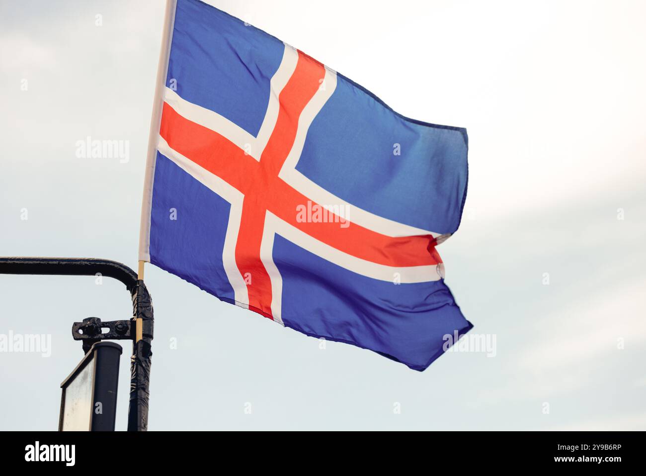 Le drapeau de l'Islande est attaché au miroir d'un bus touristique, flottant Banque D'Images