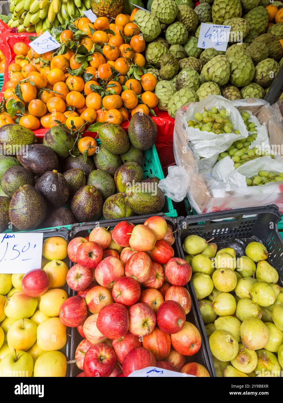 Étal de fruits dans la halle du marché Mercado dos Lavradores à Funchal, Madère, Portugal. Banque D'Images