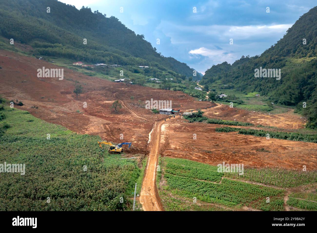 Une vaste vallée à Dong Van, province de Ha Giang, Vietnam entourée de majestueuses montagnes calcaires. Les falaises abruptes et imposantes créent un sauvage et majestueux Banque D'Images