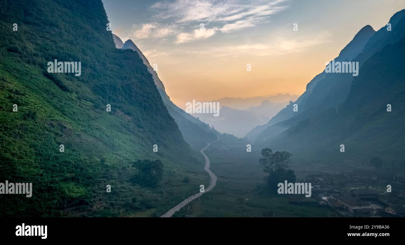 Une vaste vallée à Dong Van, province de Ha Giang, Vietnam entourée de majestueuses montagnes calcaires. Les falaises abruptes et imposantes créent un sauvage et majestueux Banque D'Images