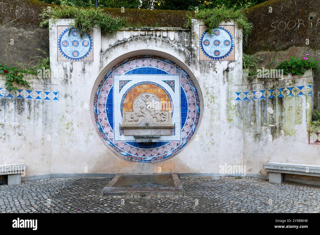 Sintra, Portugal - 9 septembre 2024 : fontaine ancienne avec une photo de carreaux de céramique dans la Sintra Banque D'Images