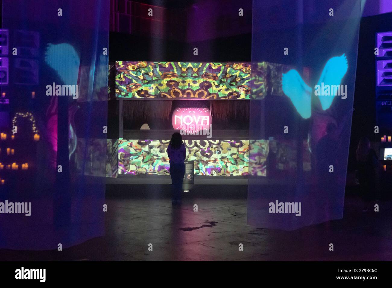 Exposition NOVA à Los Angeles, CA qui raconte l'histoire tragique de ce qui s'est passé le 7 octobre en Israël alors que des terroristes du Hamas attaquaient un festival de musique tuant 1200 célébrants et la communauté environnante. Banque D'Images