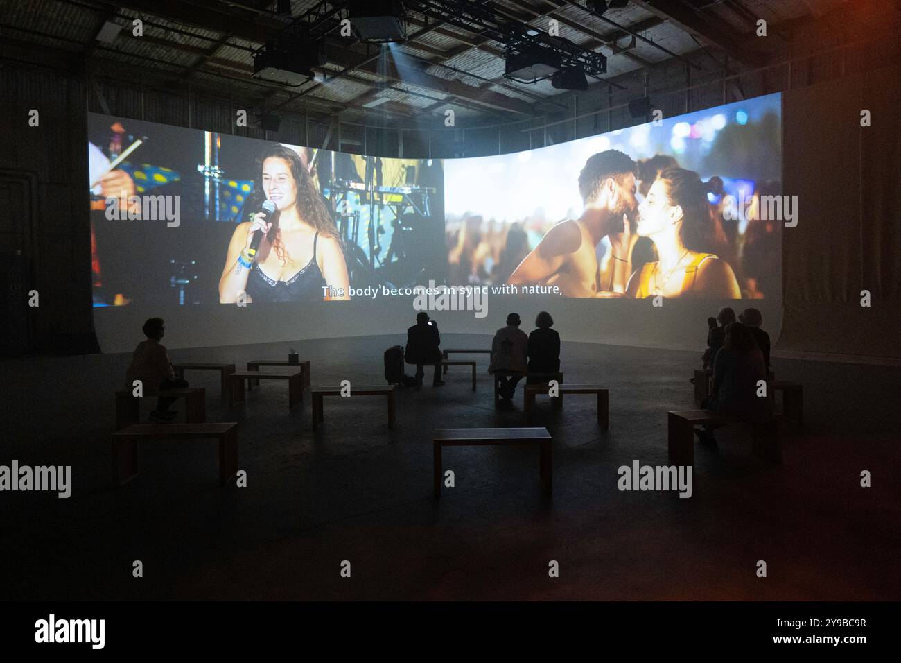 Exposition NOVA à Los Angeles, CA qui raconte l'histoire tragique de ce qui s'est passé le 7 octobre en Israël alors que des terroristes du Hamas attaquaient un festival de musique tuant 1200 célébrants et la communauté environnante. Banque D'Images