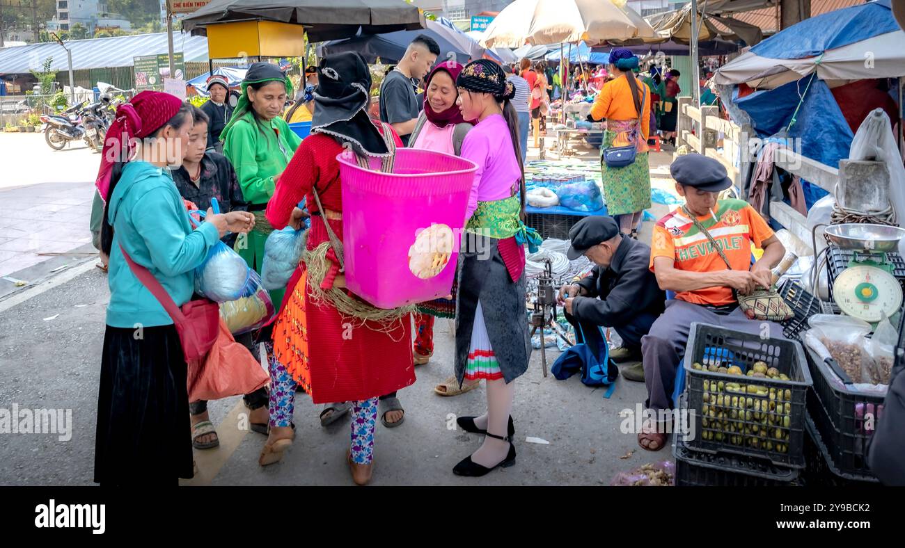 Marché de Dong Van, district de Meo Vac, province de Ha Giang, Vietnam - 15 septembre 2024 : scène de la vie quotidienne au marché de la ville antique de Dong Van. La marque Banque D'Images