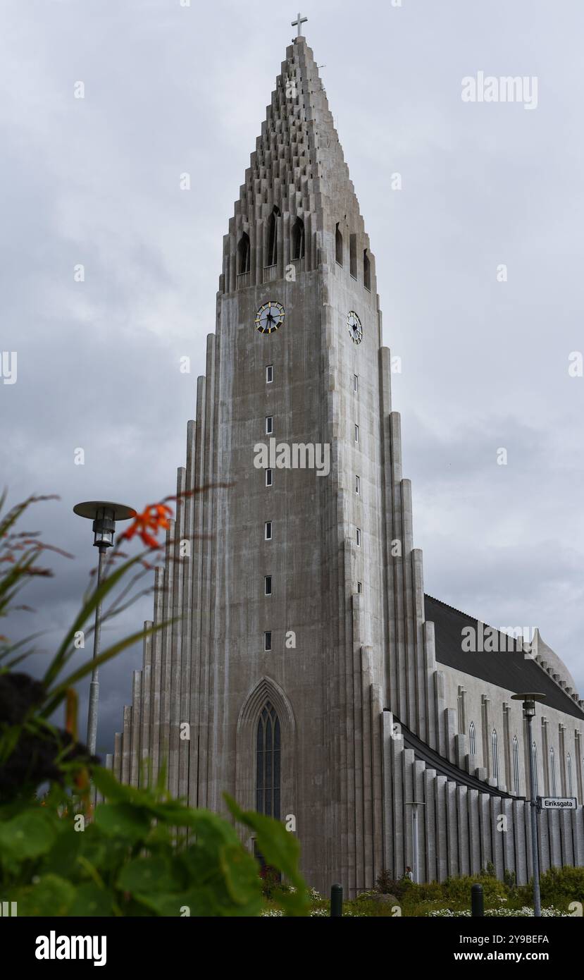 Vue verticale de la cathédrale Hallgrimskirkja, église paroissiale luthérienne à Reykjavik, Islande Banque D'Images