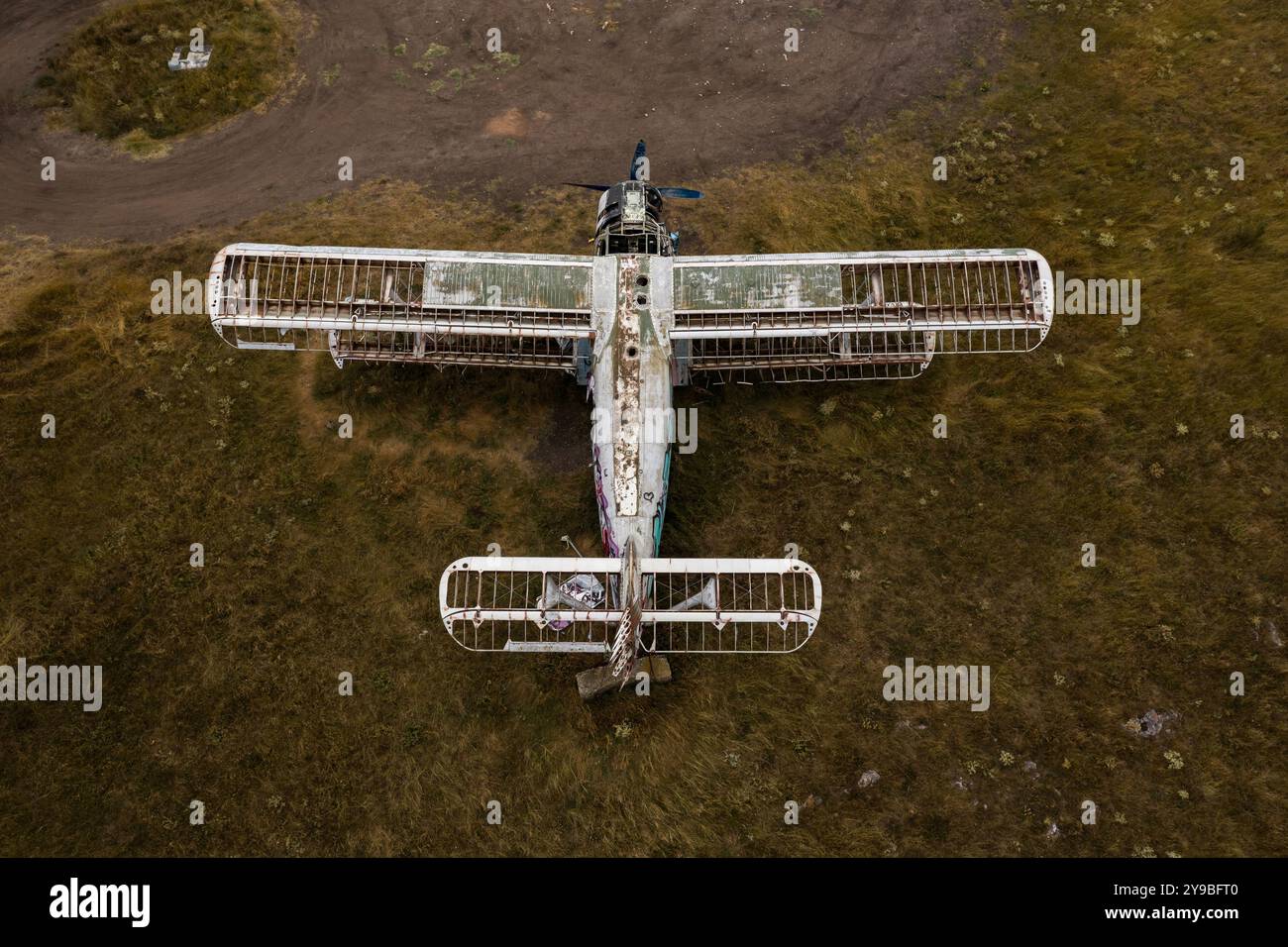 Vieux petit avion abandonné dans le champ Banque D'Images