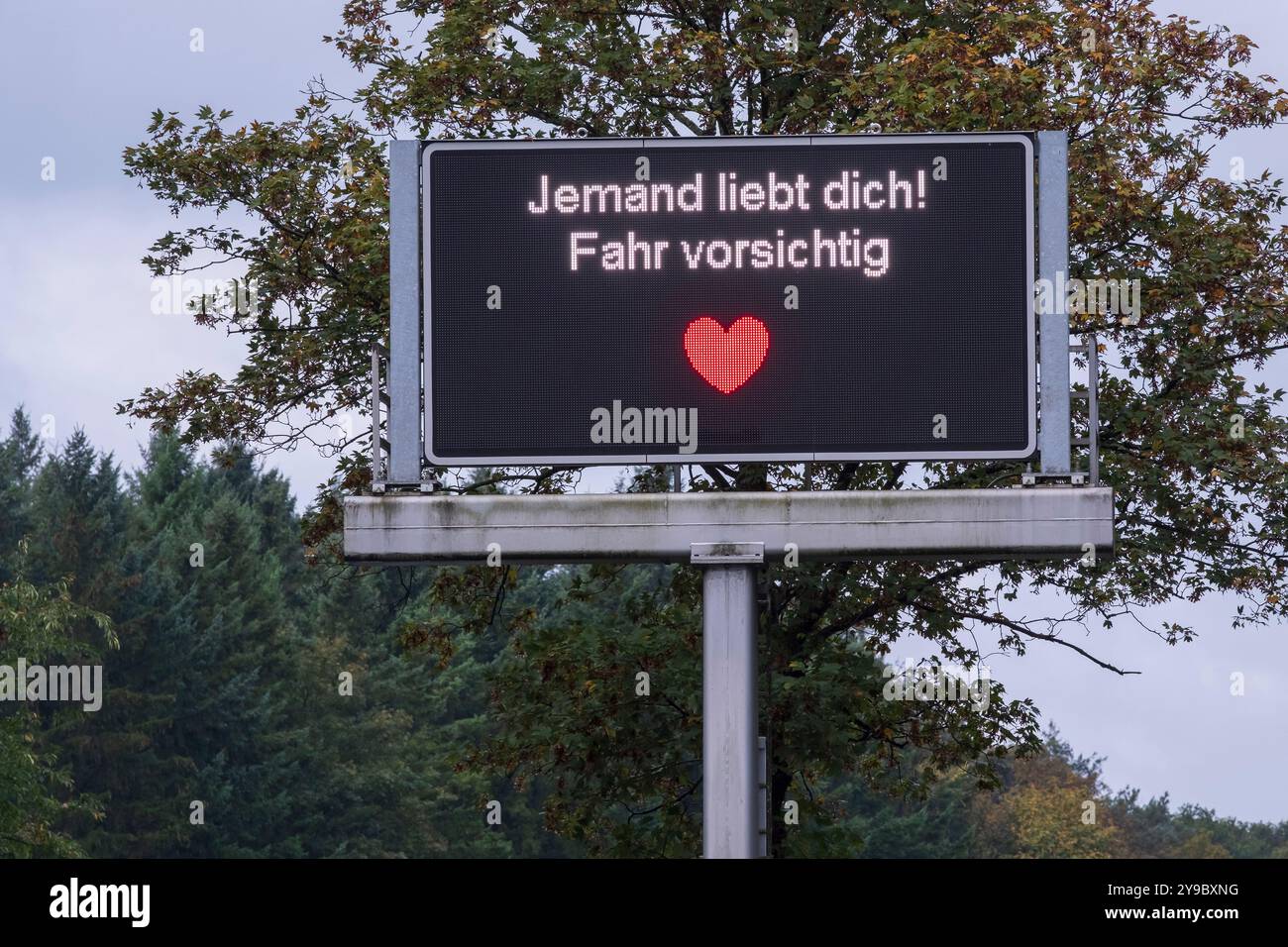 Quelqu'un t'aime ! Conduisez prudemment. Depuis avril, 17 panneaux de signalisation numériques à Cologne ont été temporairement ornés de paroles humoristiques Banque D'Images