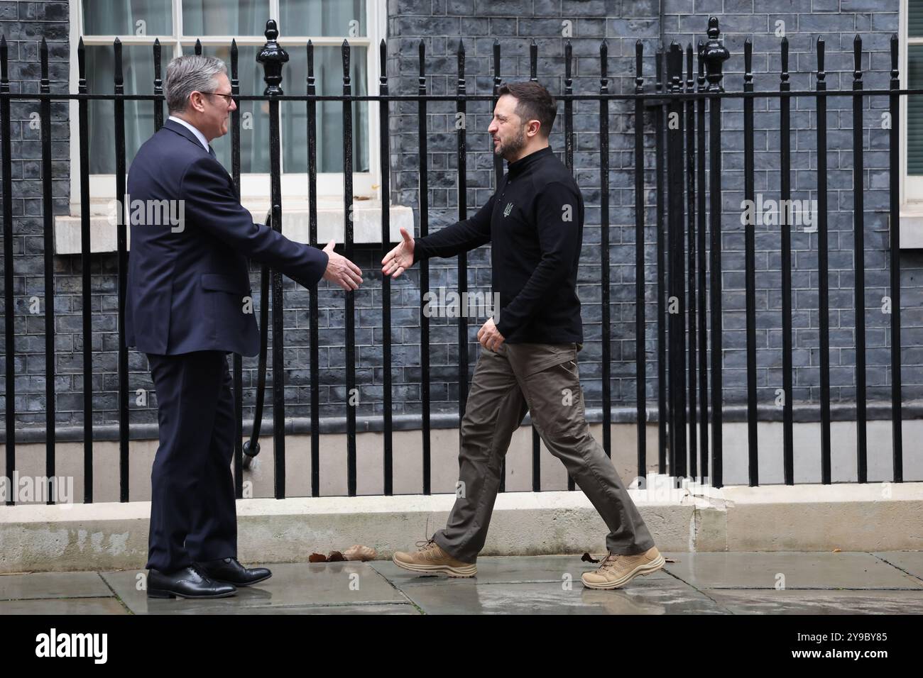 Londres, Royaume-Uni. 10 octobre 2024. Le président ukrainien Volodymyr Zelensky est accueilli par le premier ministre Sir Keir Starmer à son arrivée à Downing Street, à Londres, avant de rencontrer le premier ministre et secrétaire général de l'OTAN Mark Rutte, au numéro 10. Date de la photo : jeudi 10 octobre 2024. Crédit : Isabel Infantes/Empics/Alamy Live News Banque D'Images
