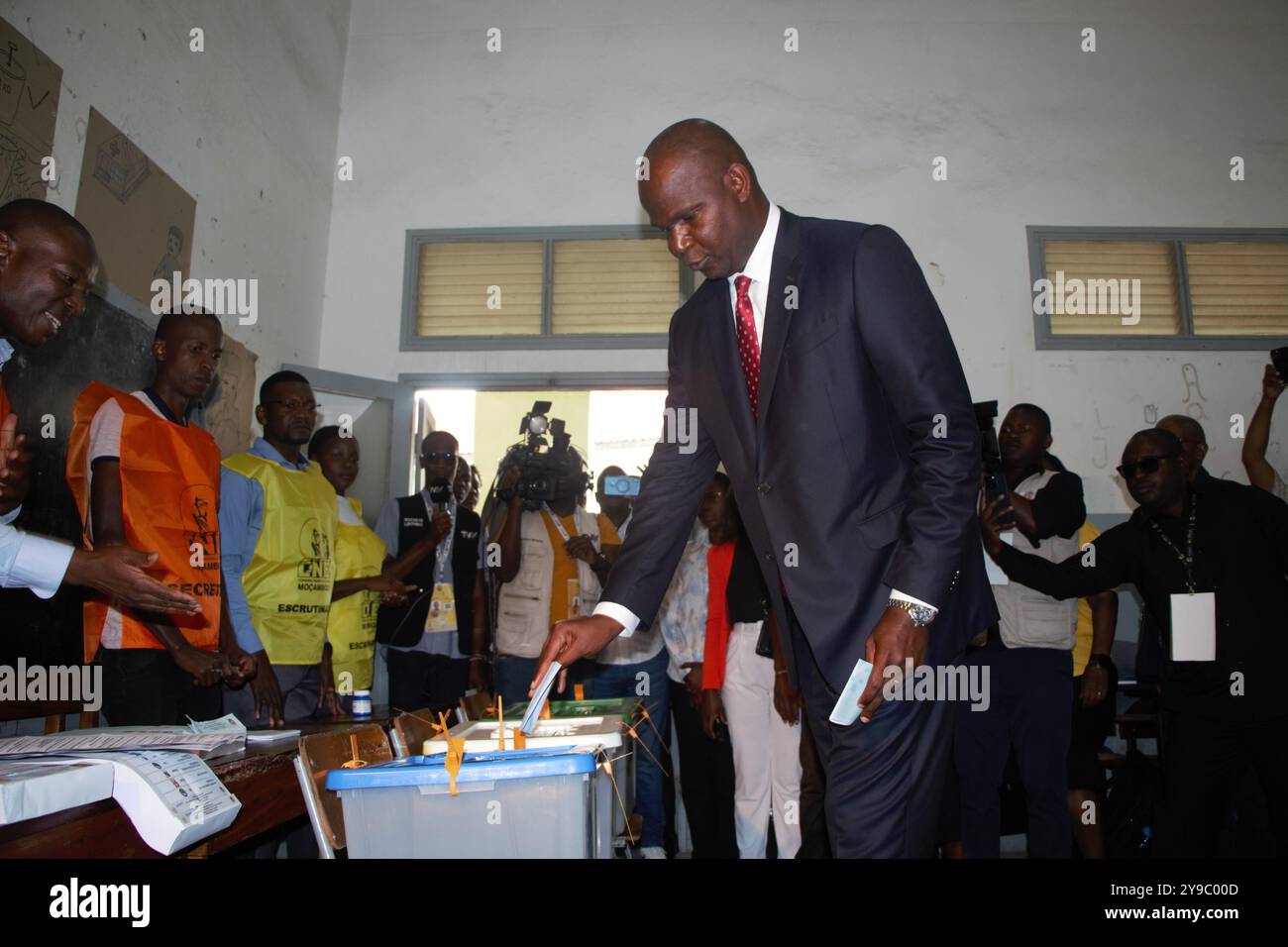 Inhambane, Mozambique. 9 octobre 2024. Daniel Chapo, candidat à la présidence du parti au pouvoir Frelimo, vote dans une école primaire à Inhambane, Mozambique, 9 octobre 2024. Les Mozambicains ont commencé à voter mercredi pour un nouveau président. Les élections générales de 2024 marquent la septième élection présidentielle, avec le candidat du parti au pouvoir, le Frelimo, Daniel Chapo, 47 ans, visant à succéder au président sortant Filipe Nyusi, qui achève son maximum de deux mandats. Crédit : Crespo Cuamba/Xinhua/Alamy Live News Banque D'Images