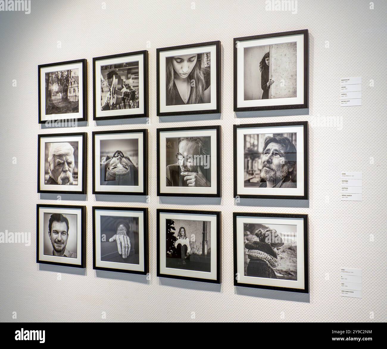 Fotografien von Frank Hormann und Steffen Kammler in der Galerie im Ribnitzer Kloster - 08.10.2024 : Die Fotografen Frank Hormann und Steffen Kammler zeigen in der Kunstgalerie im Ribnitzer Kloster ihre Ausstellung ANSICHTSSACHEN. In ihren einzigartigen Motiven zeigen sie, dass die analoge Fotografie lebt. Bis zum Jahresende wird die Gemeinschaftsausstellung mit portraits, Landschaften und Architekturaufnahmen zu sehen sein. 08.10.2024 Ribnitz-Damgarten Im Kloster 9 Mecklenburg-Vorpommern Deutschland *** photographies de Frank Hormann et Steffen Kammler à la galerie du monastère de Ribnitz 08 Banque D'Images