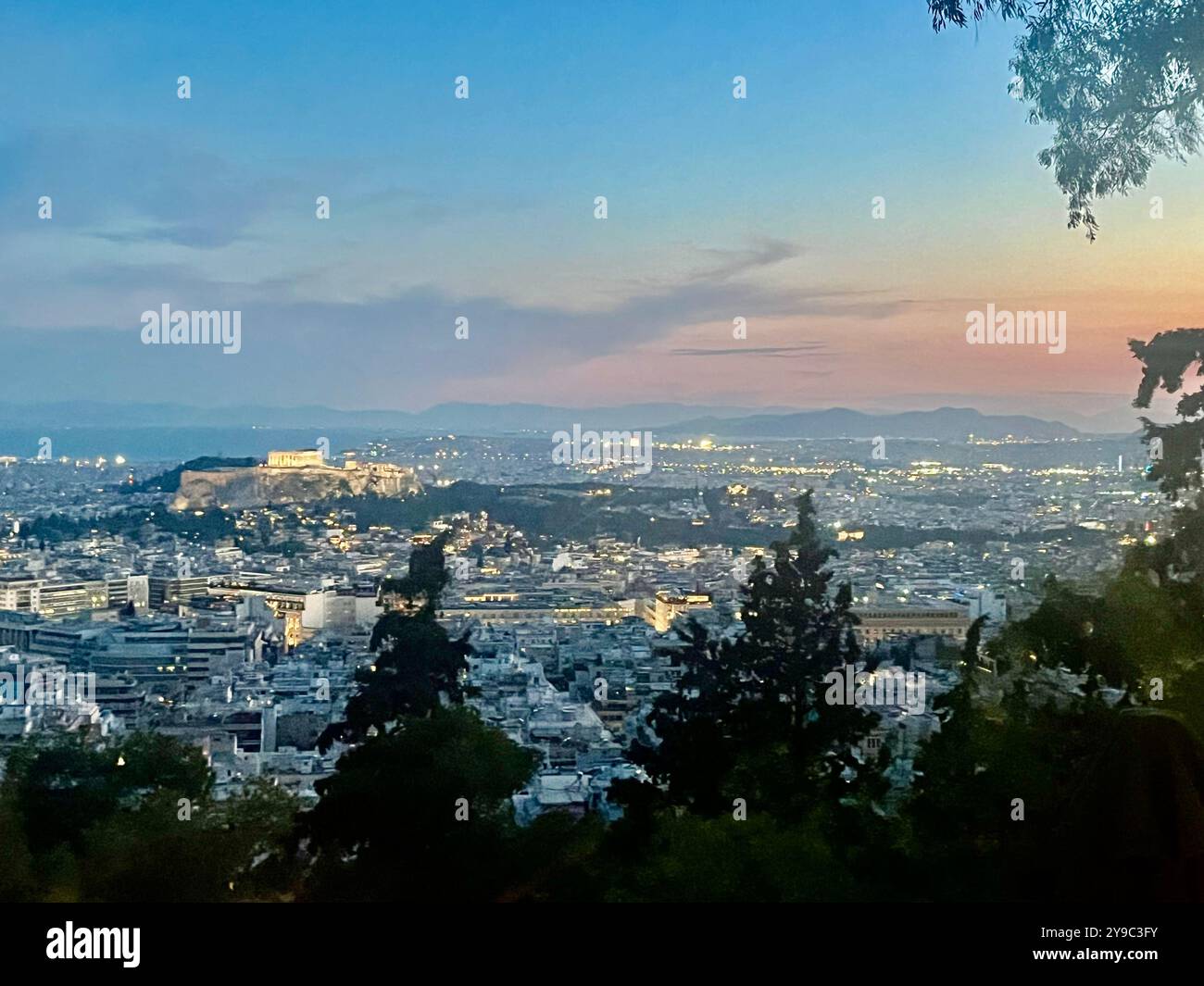 Vue sur Athènes la nuit - Image de stock capturée avec un smartphone