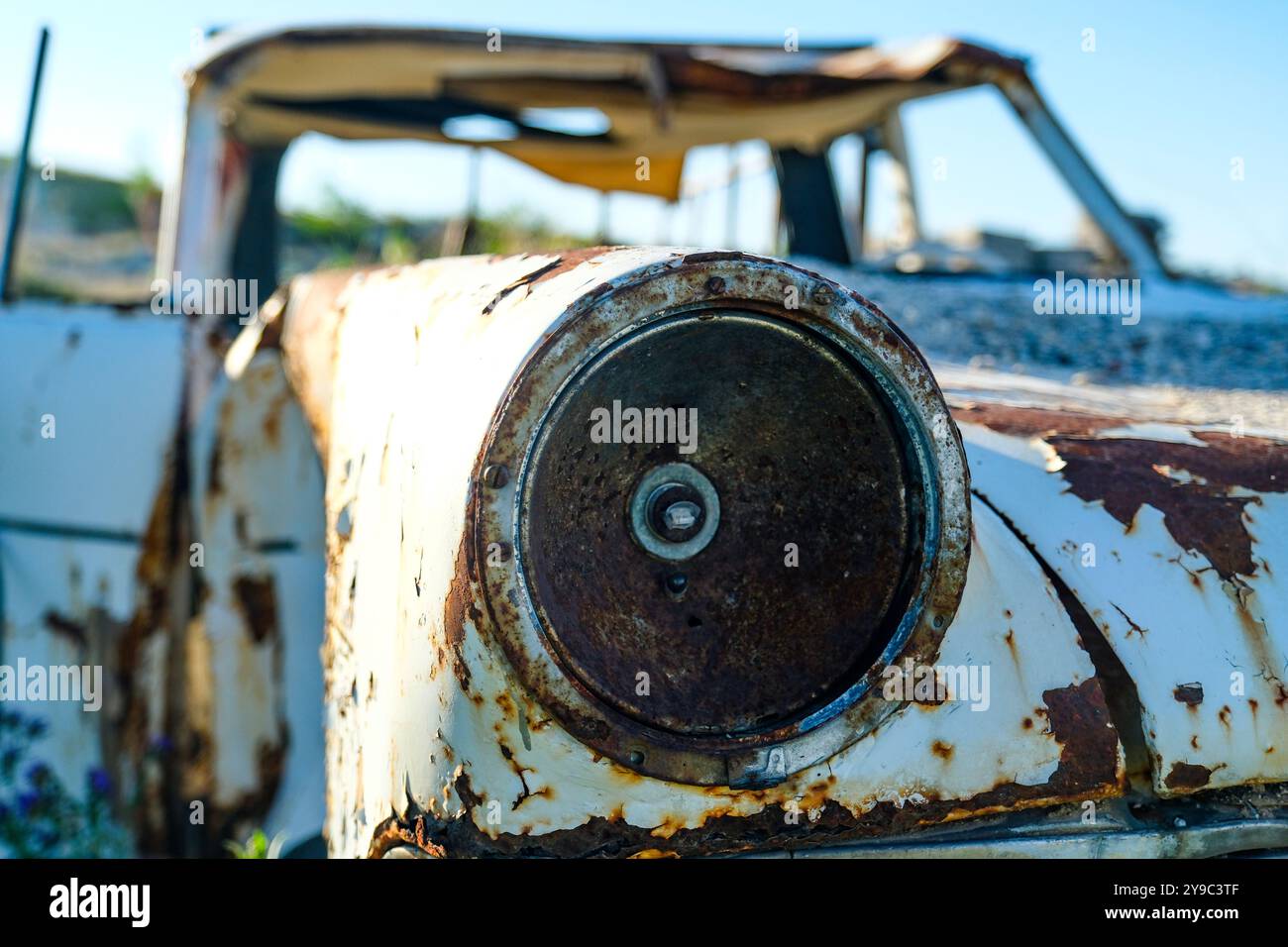 Vieux pick-up blanc abandonné dans la nature Banque D'Images