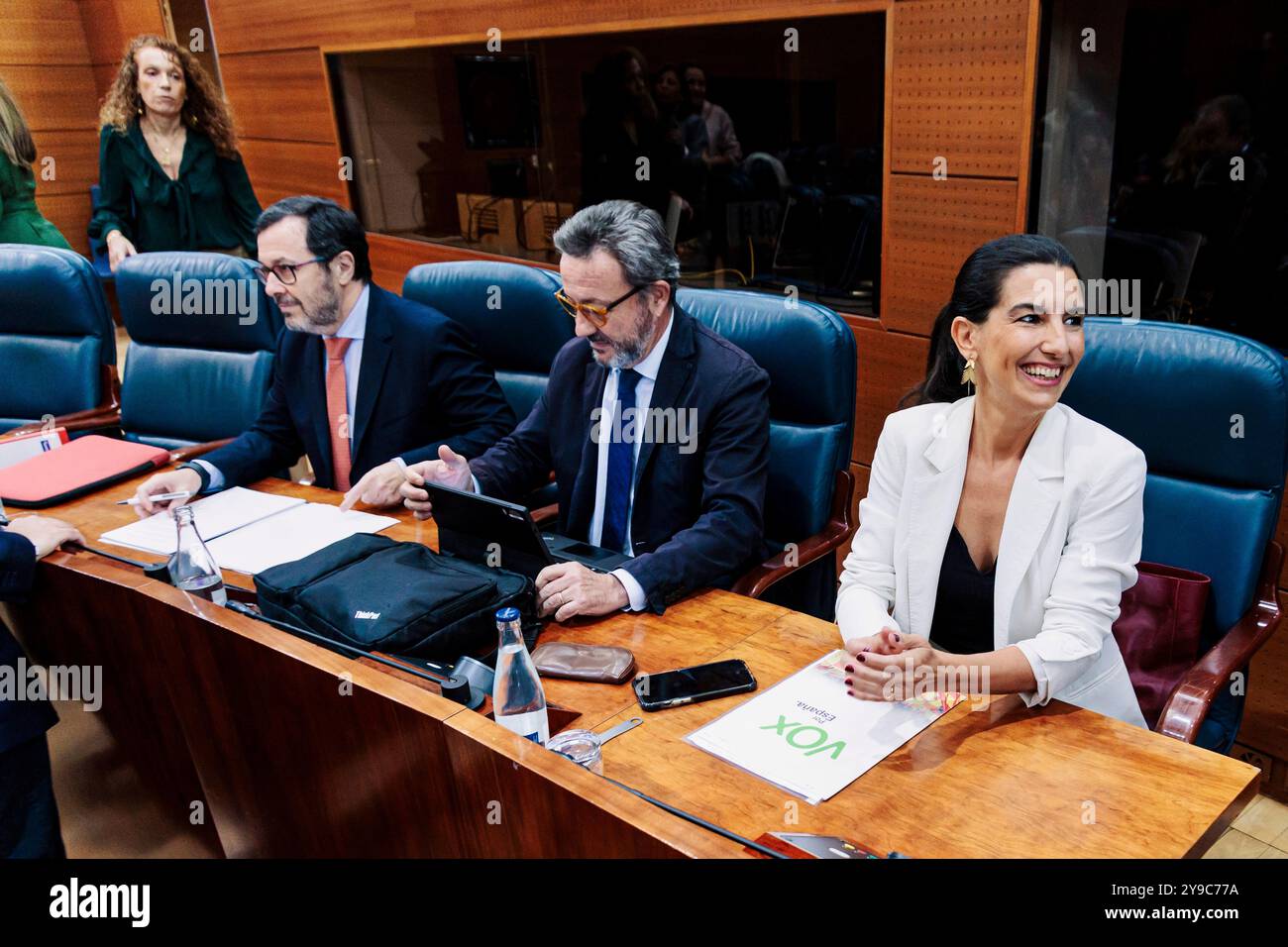 The future president of VOX Madrid, José Antonio Fúster (1l) and VOX Madrid's spokeswoman in the Assembly, Rocío Monasterio, during a plenary session in the Madrid Assembly, Oct. 10, 2024, in Madrid, Spain. Housing and autonomic financing are two of the main topics of today's Madrid Assembly plenary, which will have as a backdrop the PP's announcement on Monday that it will call the president's wife, Begoña Gómez, to the first session of the commission that seeks to elucidate whether there was favored treatment with her at the Complutense University of Madrid (UCM). On the other hand, VOX's de Banque D'Images