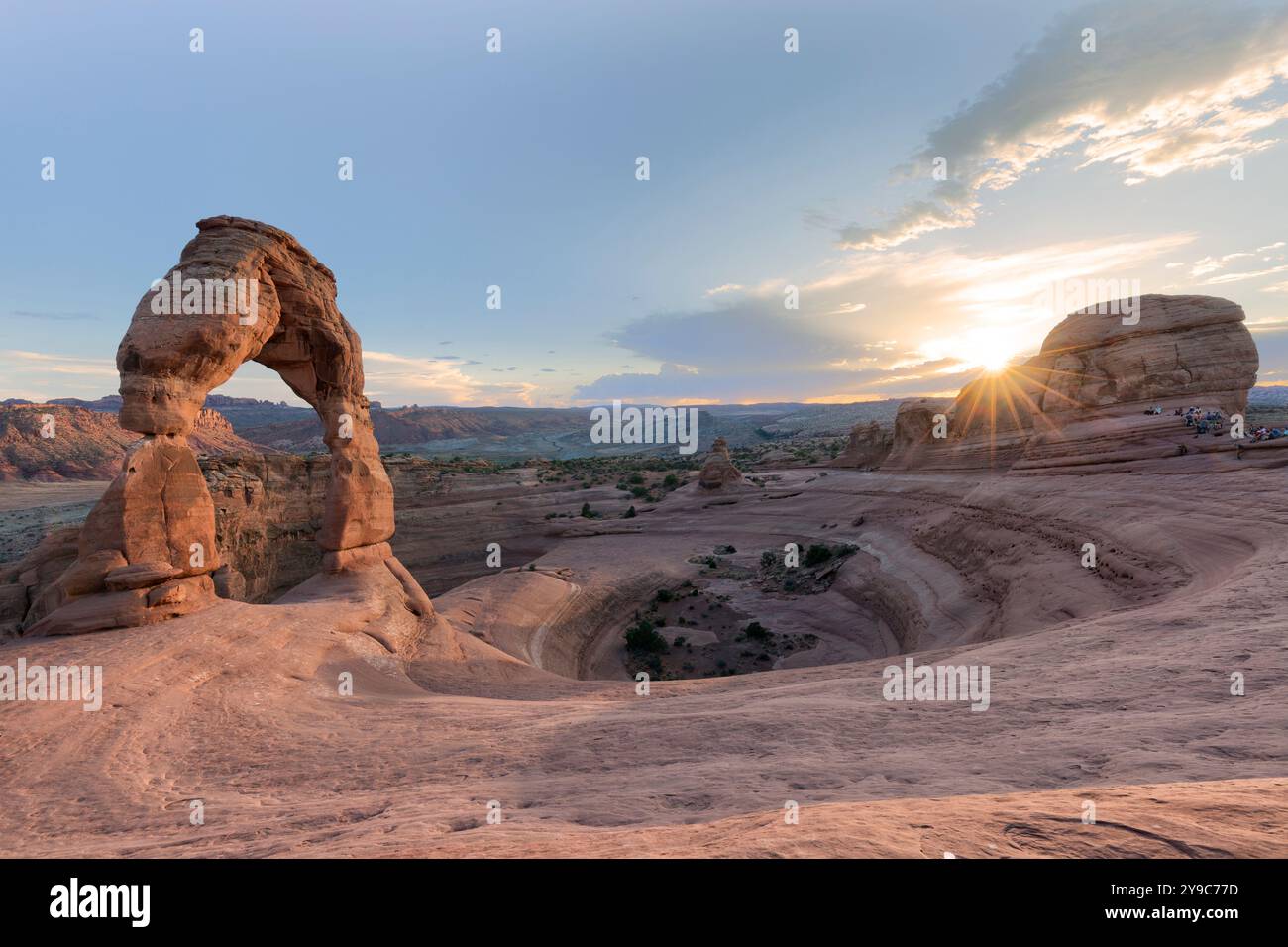 Delicate Arch - le monument le plus célèbre du parc national des Arches dans l'Utah en plein soleil pendant le coucher du soleil. Banque D'Images