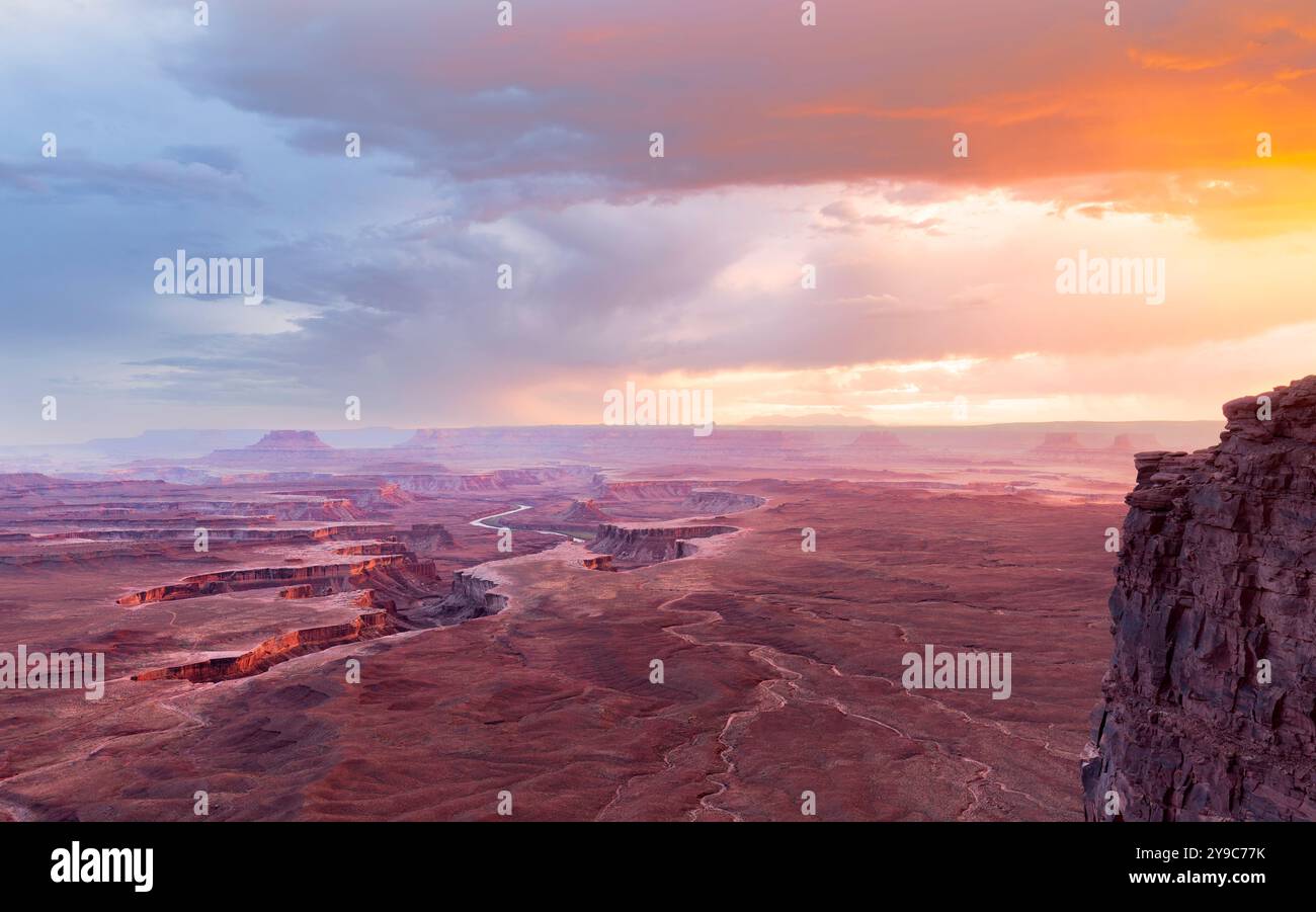 La vue de Green River sur l'île dans le ciel Mesa au parc national de Canyonlands est à une altitude de 6 000 pieds au-dessus du niveau de la mer. Banque D'Images