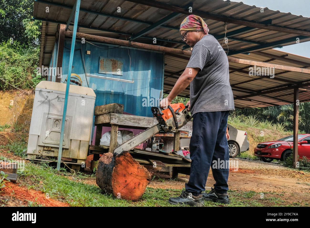 Jimie l'a vu avec un puzzle avant de couper les énormes bûches dans un bloc à Klang, Selangor. Gasing Pangkah est l'un des sports traditionnels malais de l'héritage et c'est un jeu compétitif de la compétition de spinning top par deux groupes pour frapper le top de l'autre pour gagner. Aziz Shamsudin, 63 ans, connu sous le nom de WAK Aziz, est un fabricant de toupies traditionnelles à Selangor. Il fabrique la toupie traditionnelle depuis ses années 30 jusqu'à aujourd'hui et aujourd'hui WAK Aziz a transmis les compétences artisanales à Mohd Zaimi également connu sous le nom de Jimmie, 49 ans, qui est l'un des protégés de WAK Aziz pour continuer l'héritage. Pas tant de gens étaient int Banque D'Images