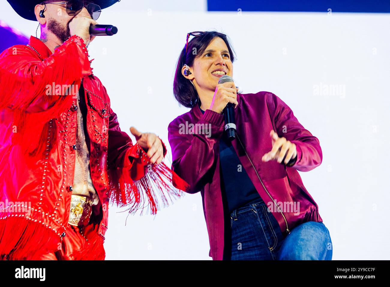Milan, Italie. 09 octobre 2024. Elly Schlain se produit en direct avec Articolo 31 au Forum Unipol de Milan, en Italie, le 9 octobre 2024 (photo de Mairo Cinquetti/NurPhoto). Crédit : NurPhoto SRL/Alamy Live News Banque D'Images