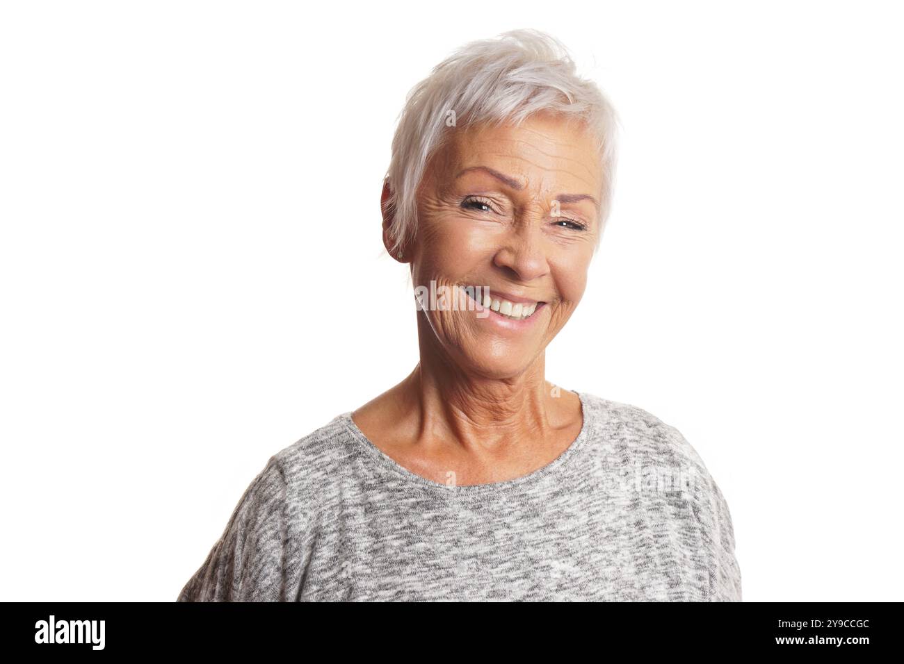 femme âgée heureuse avec les cheveux blancs courts est souriante Banque D'Images