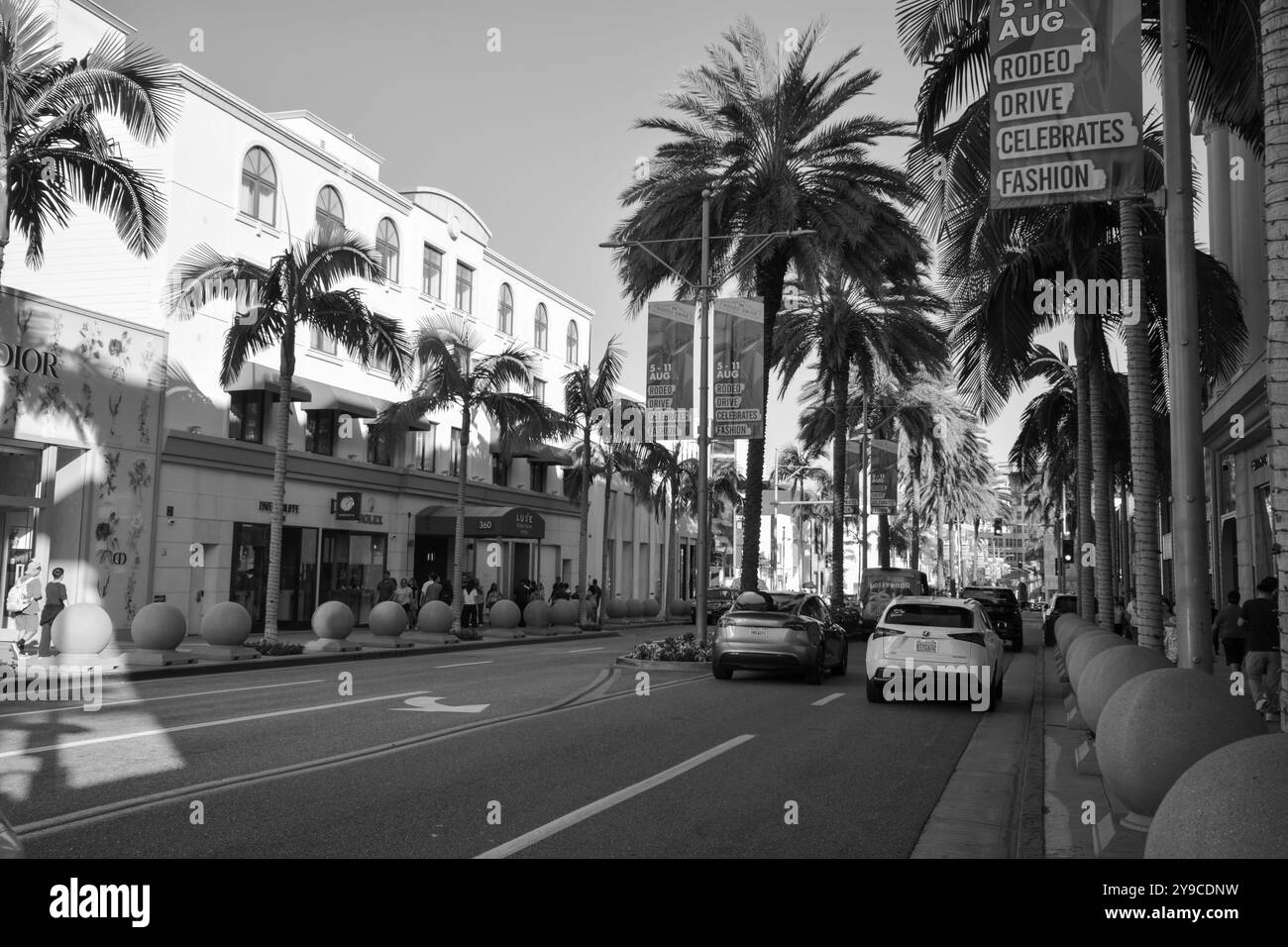 Los Angeles, Californie, États-Unis, août 2024 : Rodeo Drive est un quartier commerçant riche connu pour la marque de créateurs et la mode haute couture, PRADA Banque D'Images