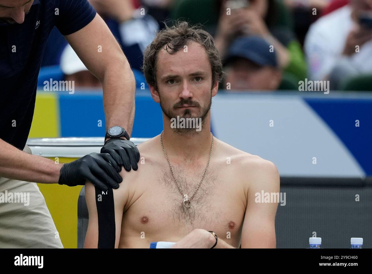 Daniil Medvedev of Russia receives medical timeout during the men's singles quarterfinals match against Jannik Sinner of Italy in the Shanghai Masters tennis tournament at Qizhong Forest Sports City Tennis Center in Shanghai, China, Thursday, Oct. 10, 2024. (AP Photo/Andy Wong) Banque D'Images