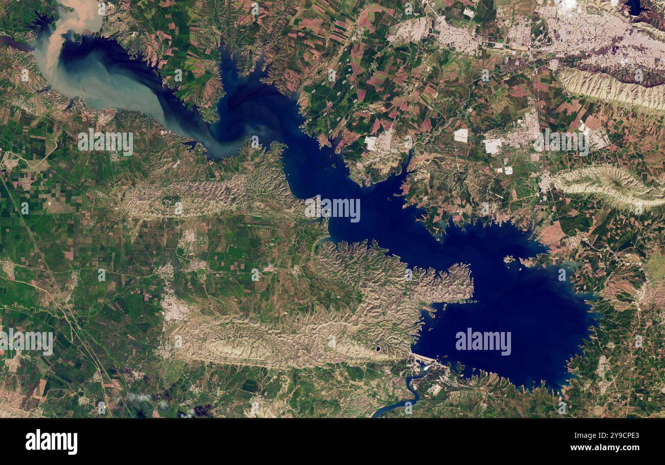 BARRAGE DU LAC MOSSOUL avec la ville en haut à droite en avril 2019. Photo : NASA Banque D'Images