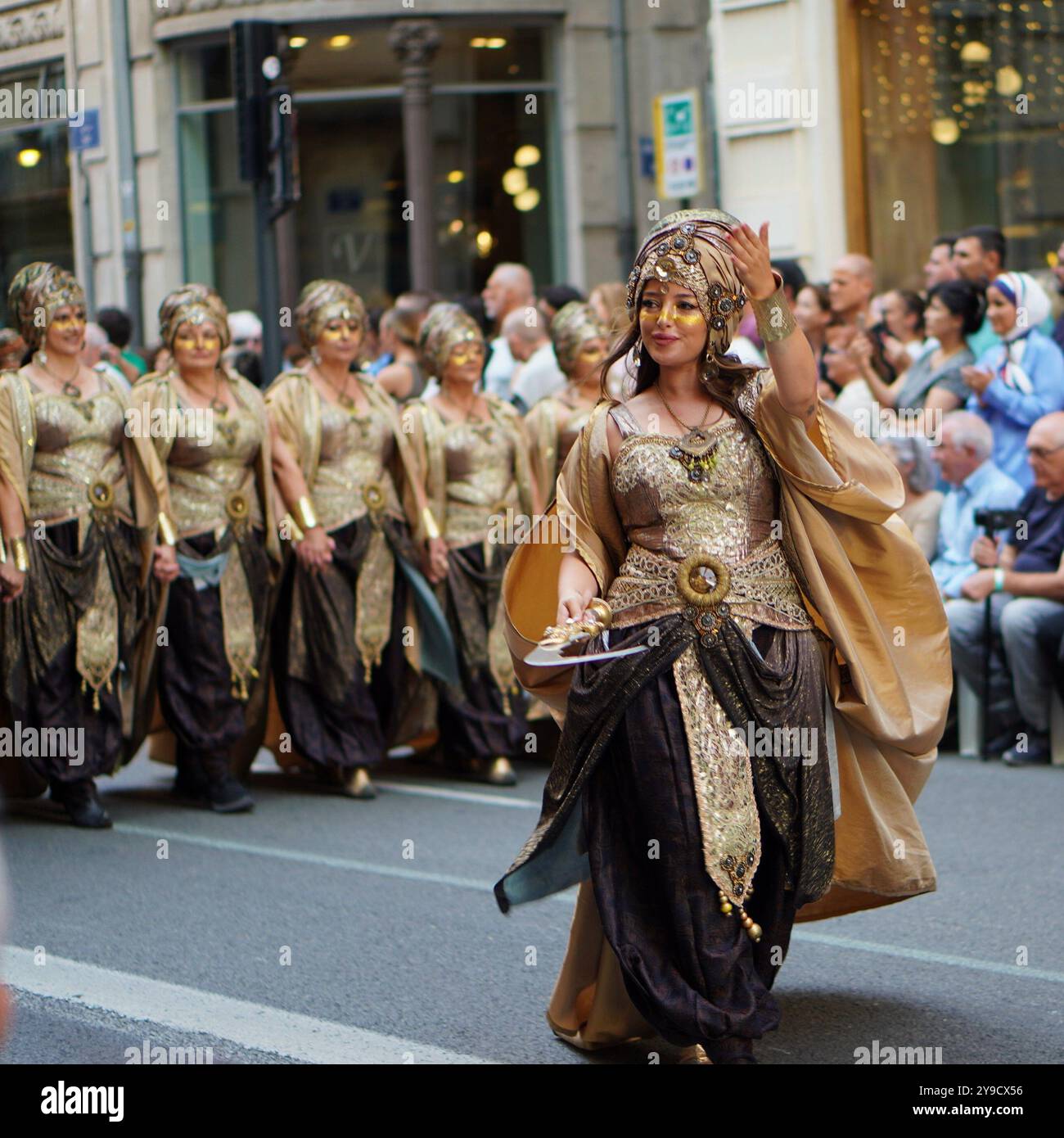 Fête traditionnelle des Maures et des Chrétiens à Valence, Espagne. Femmes en robe mauresque, bijoux, ornements et armes défilant. Banque D'Images