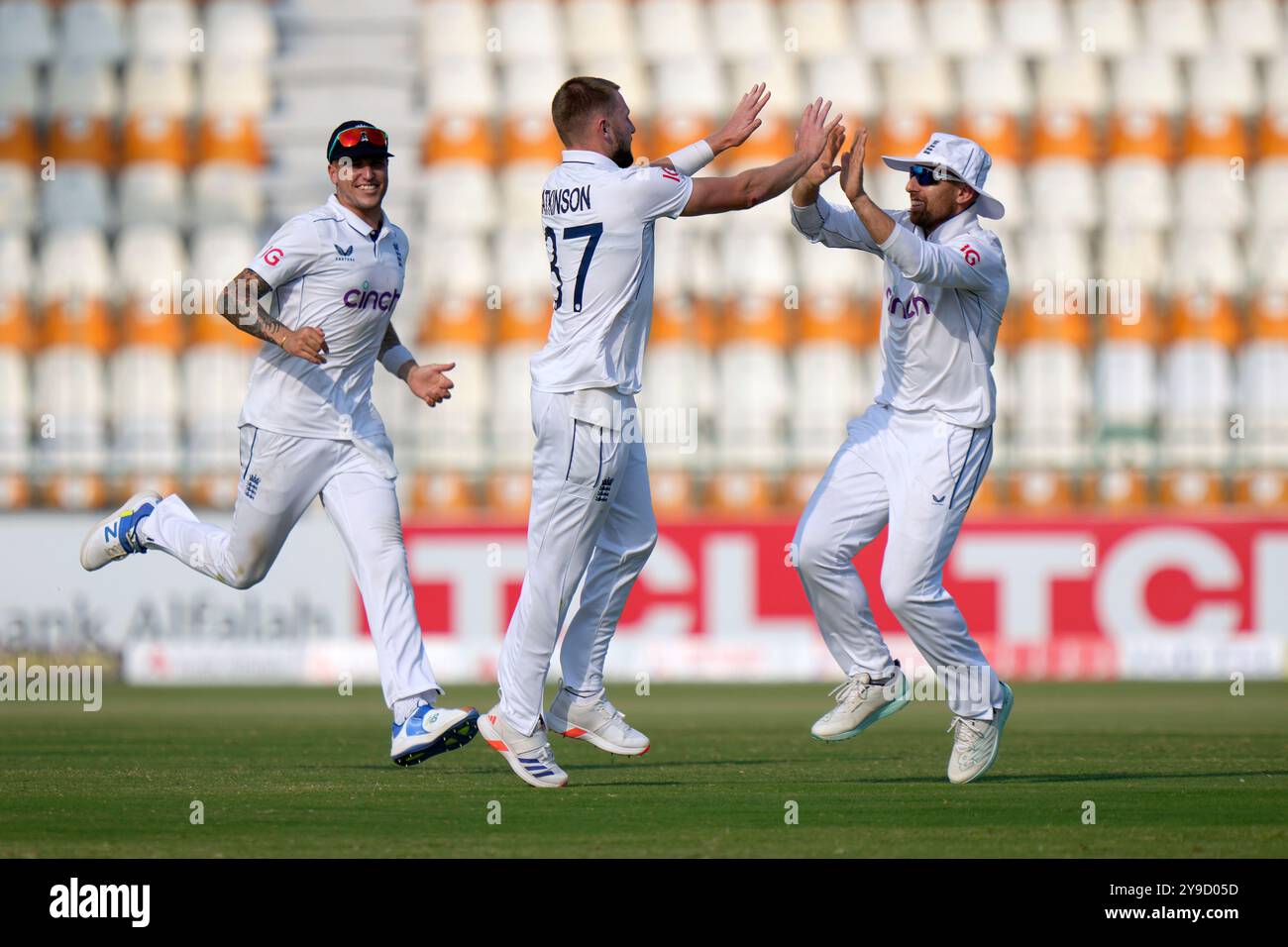 England's Gus Atkinson, center, celebrates with teammates after taking the wicket of Pakistan's Babar Azam during the fourth day of the first test cricket match between Pakistan and England, in Multan, Pakistan, Thursday, Oct. 10, 2024. (AP Photo/Anjum Naveed) Banque D'Images
