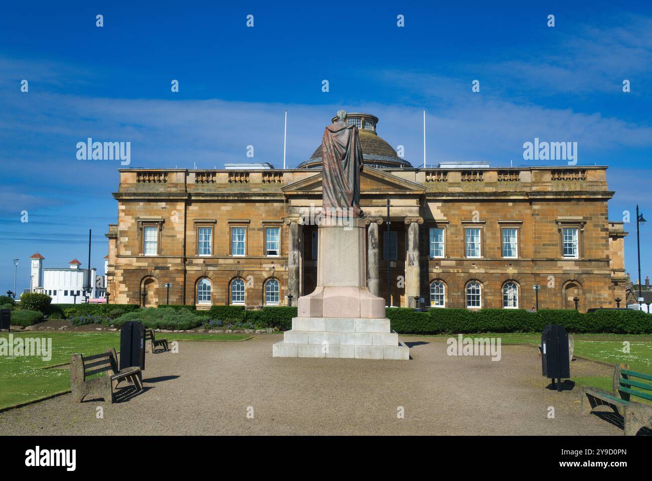 Ayr front de mer. En regardant à l'ouest depuis Wellington Square Gardens vers l'estuaire de Clyde. En regardant à l'ouest, la Cour de shérif d'Ayr et la Cour de paix du juge. Banque D'Images