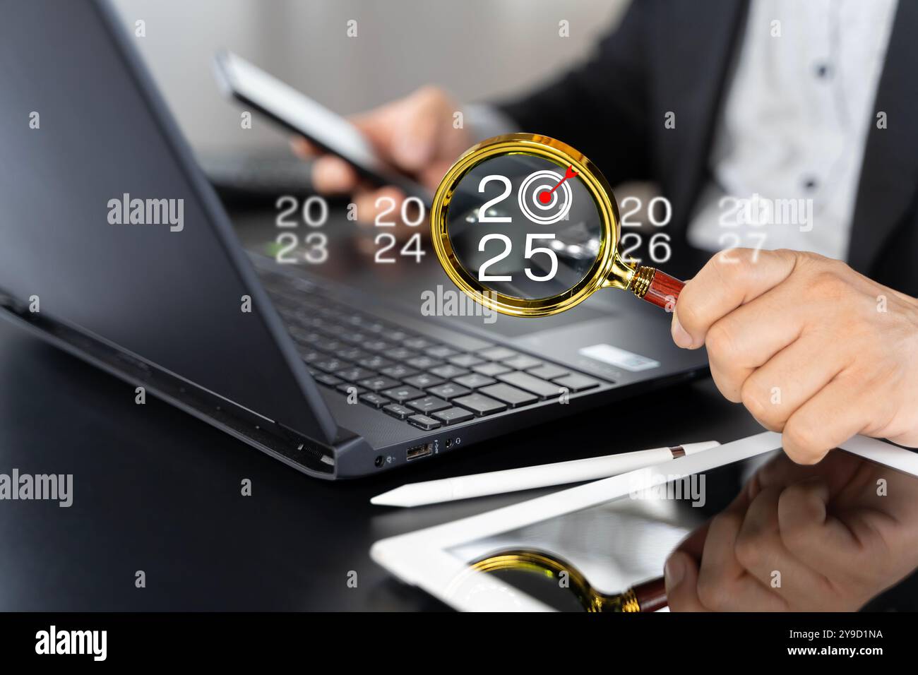 Concept de cible d'affaires, l'homme d'affaires utilise la loupe pour analyser le graphique de marketing à la croissance de l'entreprise à la cible en 2025. Stratégie financière. Po Banque D'Images