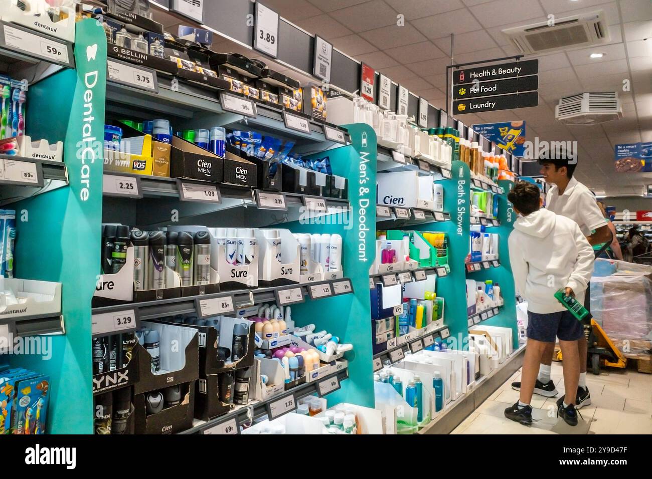 Clients Shoppers les jeunes font leurs achats dans un magasin Lidl en Angleterre au Royaume-Uni. Banque D'Images