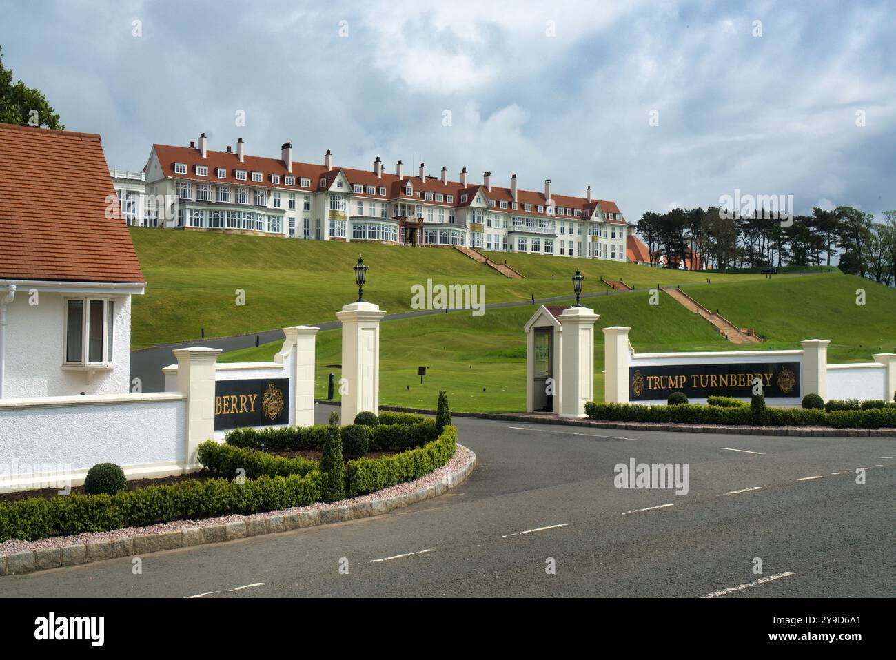 Vue à l'est de la route publique principale A719 à travers le village Ayrshire de Turnberry, jusqu'à l'hôtel de golf de l'ex-président américain Trump et centre de villégiature. TUR Banque D'Images