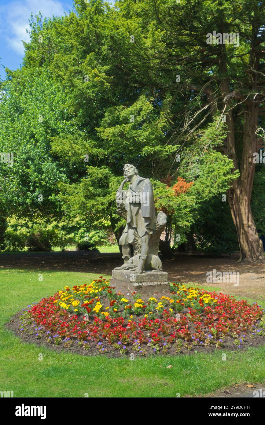 Exposition de fleurs et statue antique dans le parc historique Dollar à Falkirk. Le parc comprend des courts de tennis, une aire de jeux pour enfants, des jardins clos et de l'herbe Banque D'Images