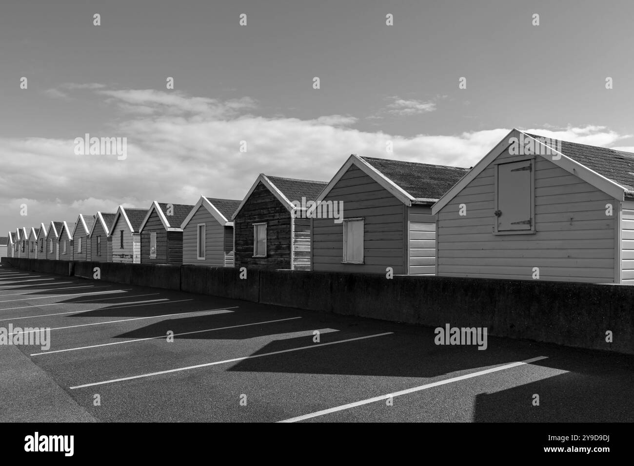 Rangée de cabanes de plage à Southwold, Suffolk, Royaume-Uni en avril - noir et blanc, noir et blanc, monochrome Banque D'Images